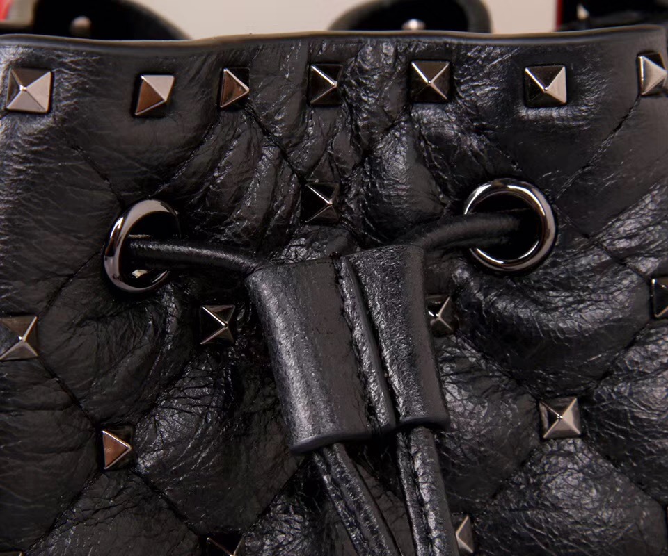 발렌티노 스파이크 버킷백 GARAVANI ROCKSTUD SPIKE BAG V68000