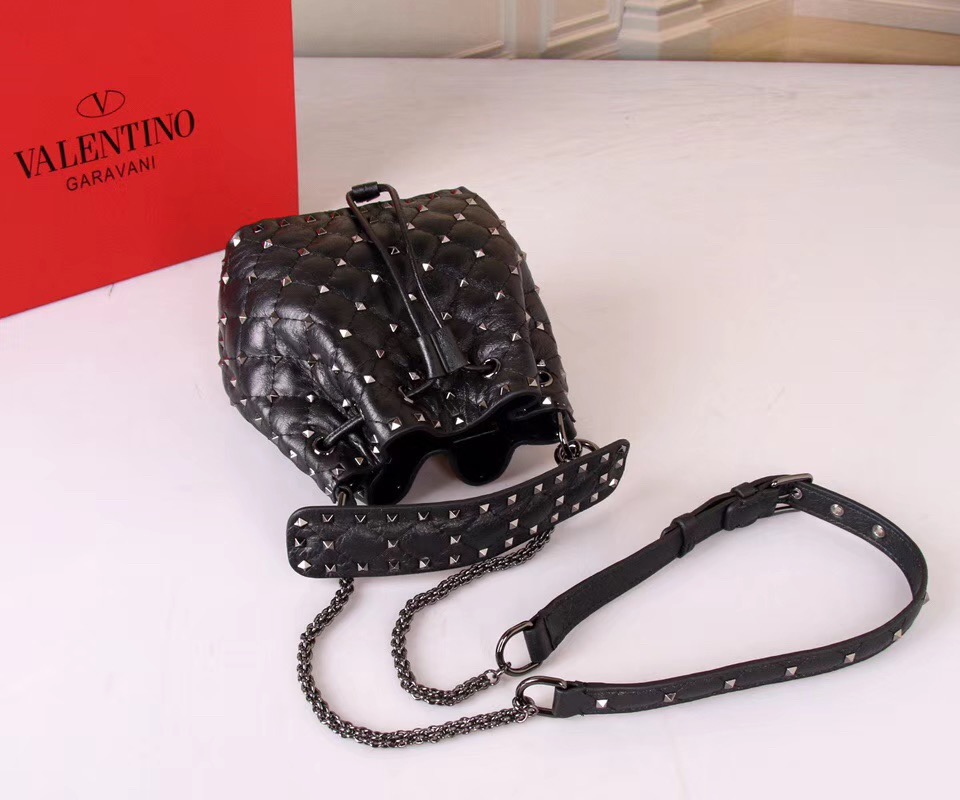발렌티노 스파이크 버킷백 GARAVANI ROCKSTUD SPIKE BAG V68000