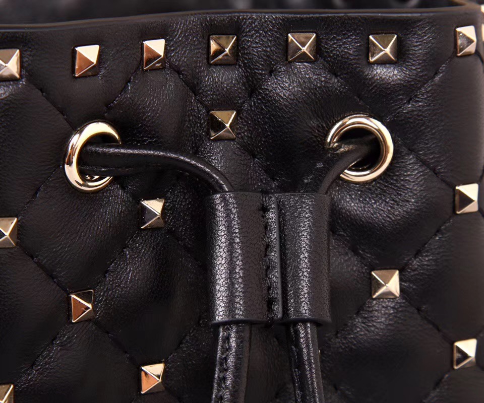 발렌티노 스파이크 버킷백 GARAVANI ROCKSTUD SPIKE BAG V68000