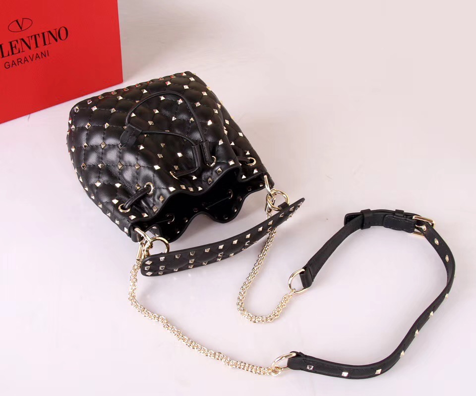 발렌티노 스파이크 버킷백 GARAVANI ROCKSTUD SPIKE BAG V68000