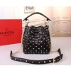 발렌티노 스파이크 버킷백 GARAVANI ROCKSTUD SPIKE BAG V68000