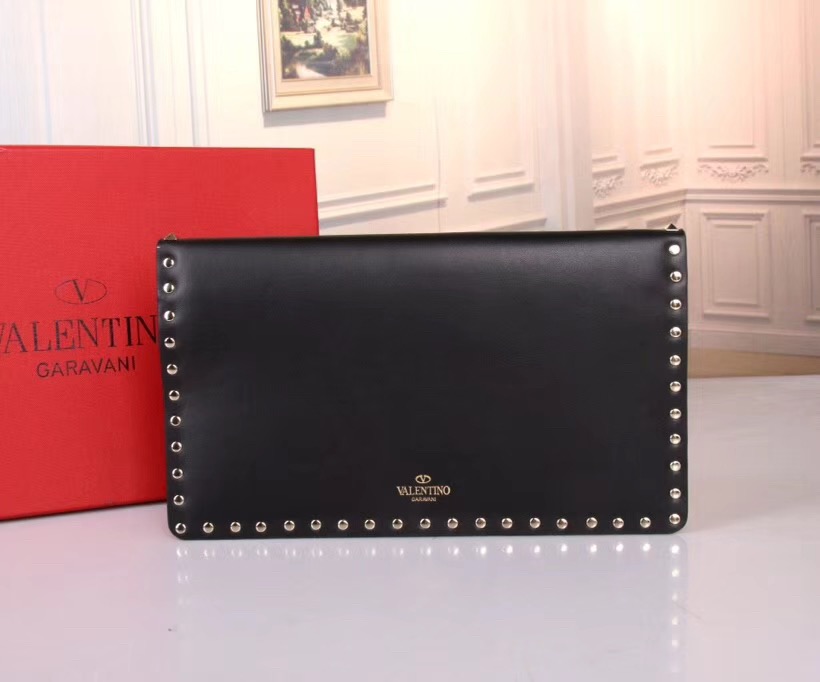 발렌티노 락스터드 엔벨롭 클러치 30CM V632010