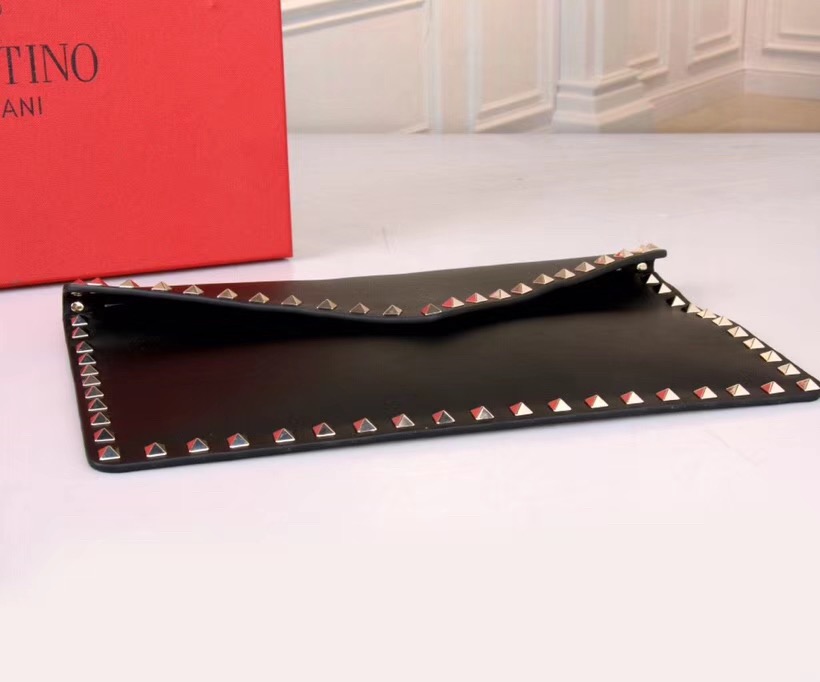 발렌티노 락스터드 엔벨롭 클러치 30CM V632010