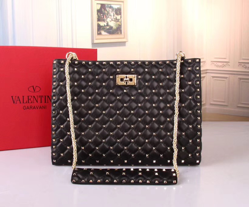 발렌티노 스파이크 쇼퍼백 GARAVANI ROCKSTUD SPIKE SHOPPING BAG V520010