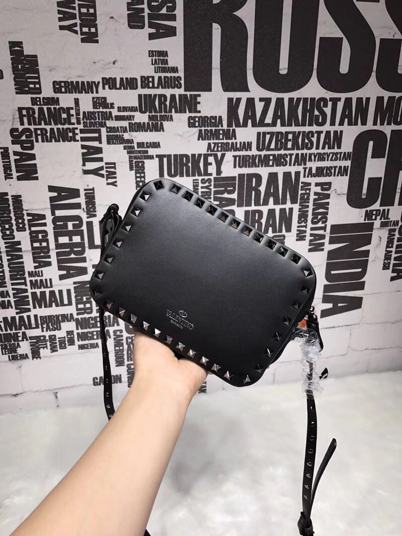 발렌티노 락스터드 크로스백 20CM V50164