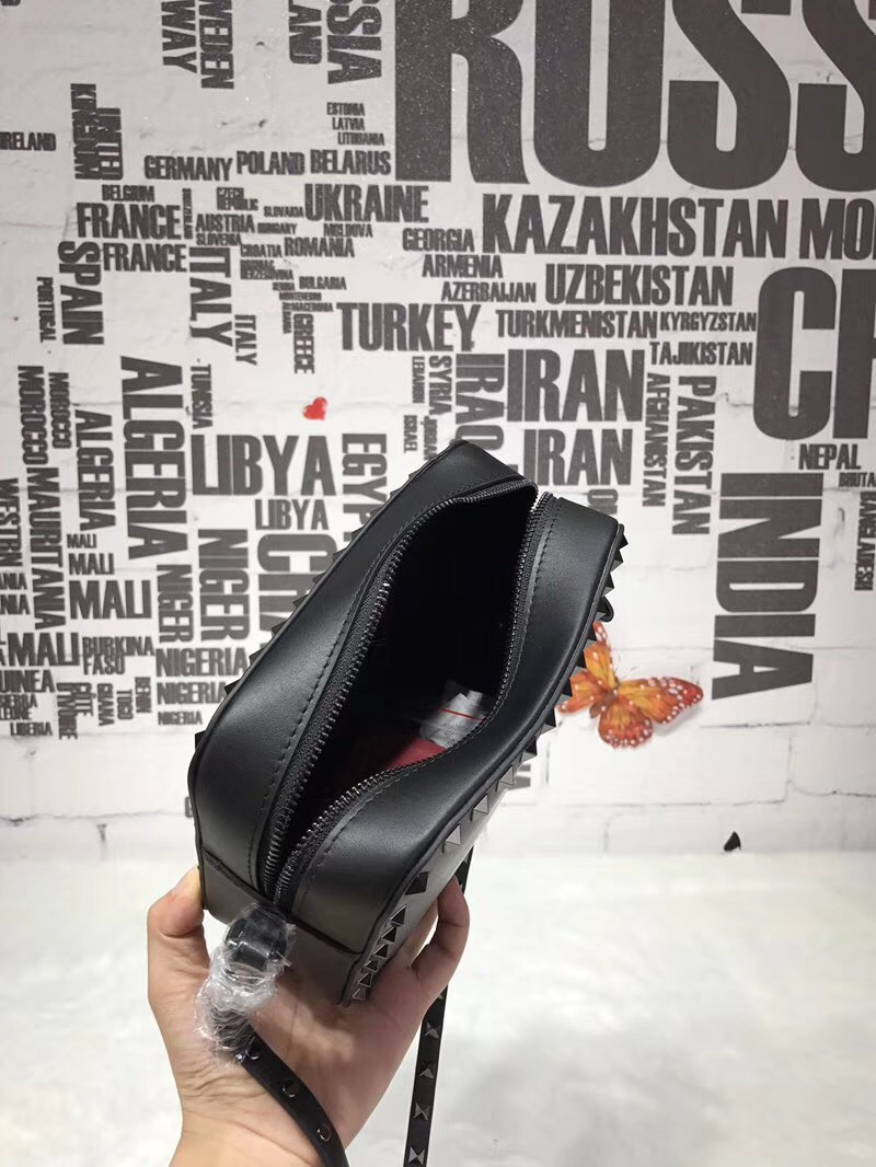 발렌티노 락스터드 크로스백 20CM V50164