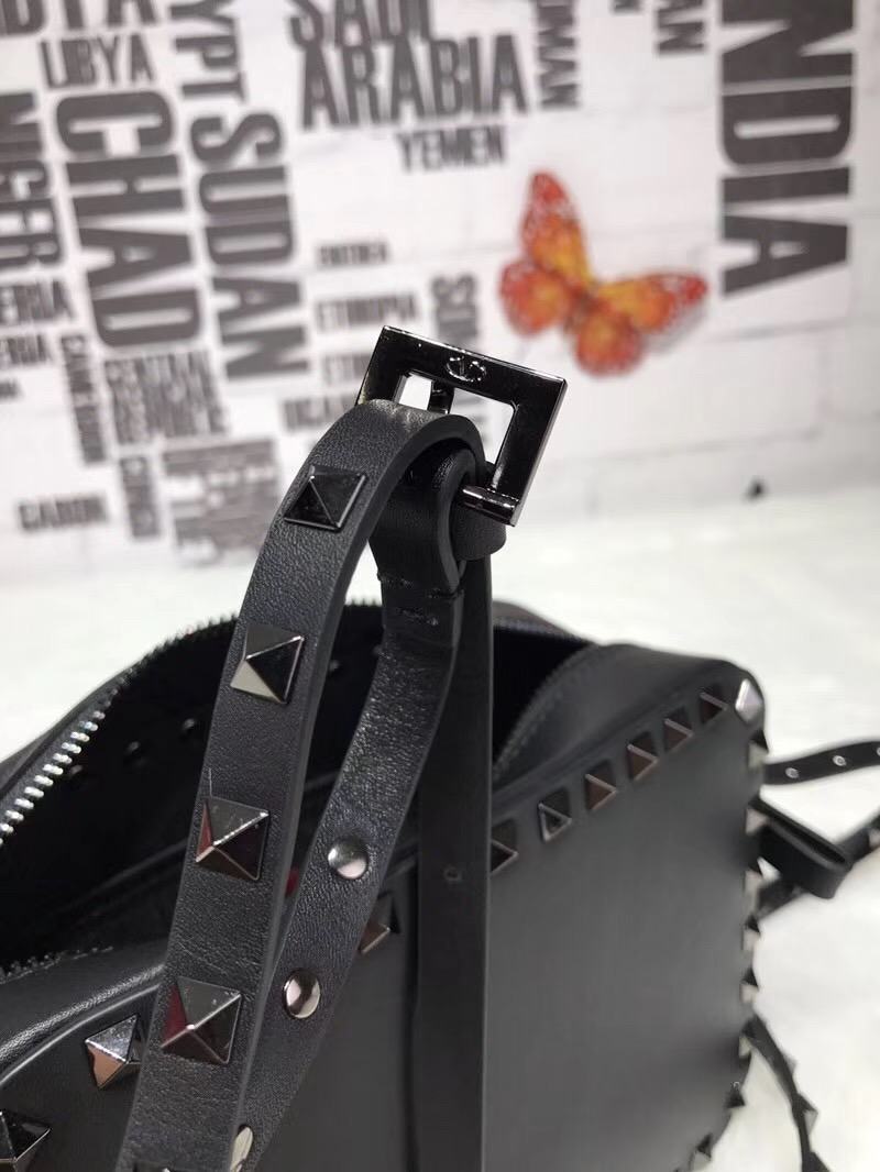 발렌티노 락스터드 크로스백 20CM V50164