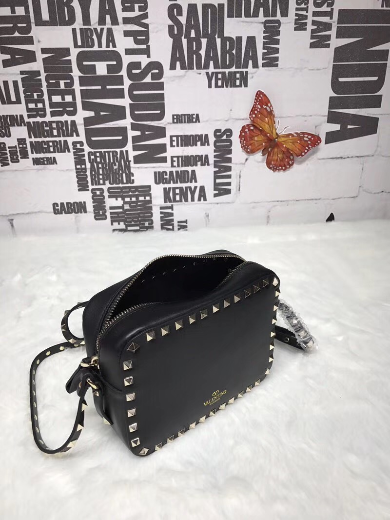 발렌티노 락스터드 크로스백 20CM V50162