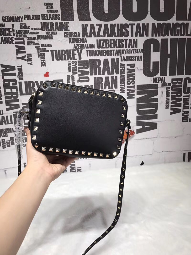 발렌티노 락스터드 크로스백 20CM V50162