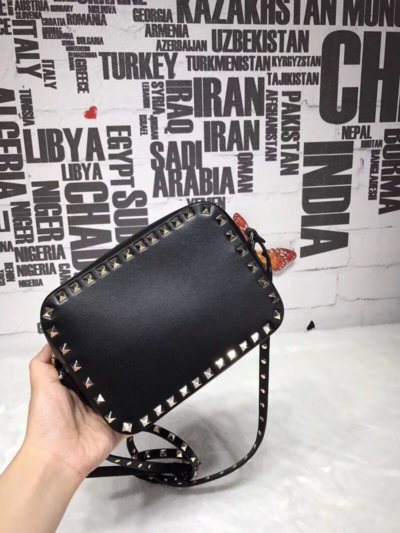 발렌티노 락스터드 크로스백 20CM V50162