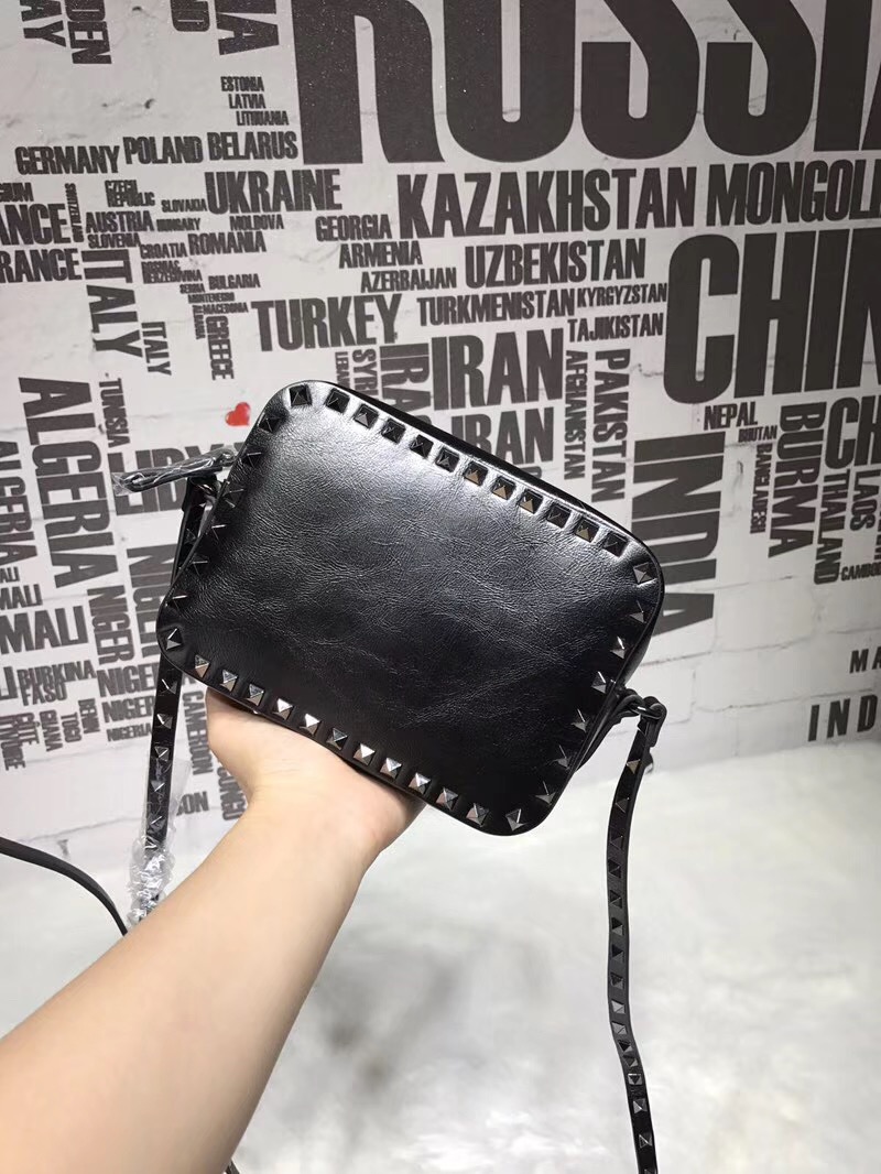 발렌티노 락스터드 크로스백 20CM V50161