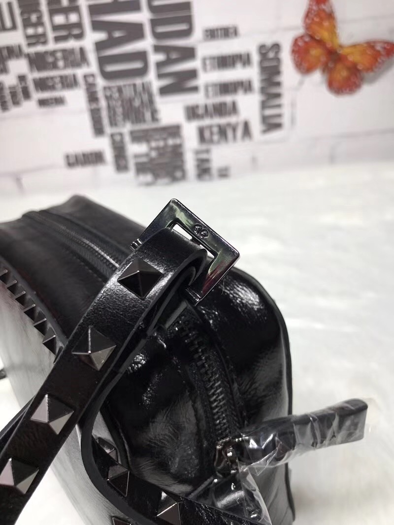 발렌티노 락스터드 크로스백 20CM V50161