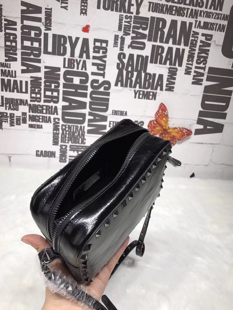 발렌티노 락스터드 크로스백 20CM V50161