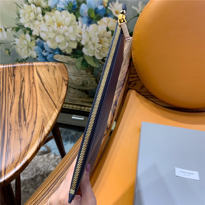 톰브라운 클러치 TB506915 신상