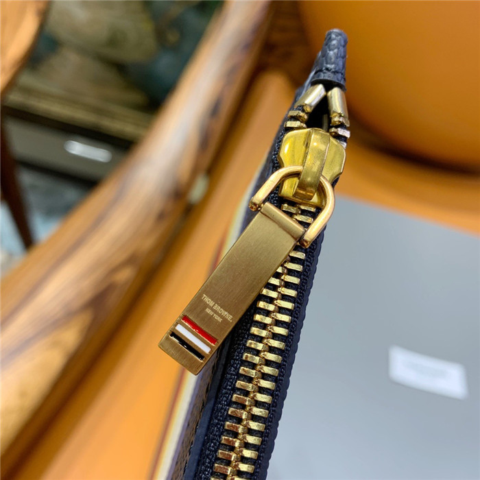 톰브라운 클러치 TB506915 신상