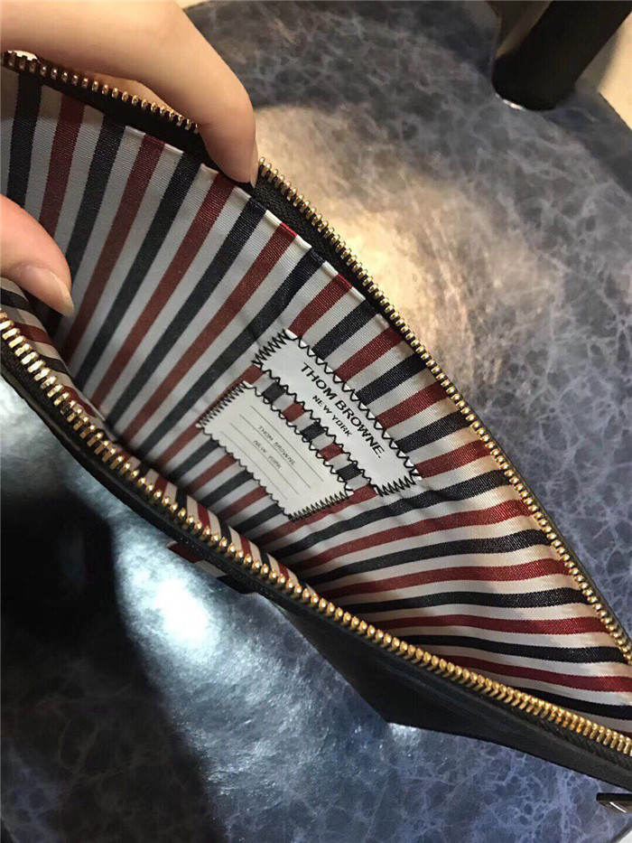  Thom Browne 톰브라운 클러치 TB501170 신상