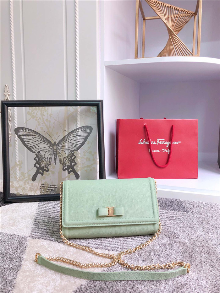 페레가모 미디움 체인 숄더백 22C940-1