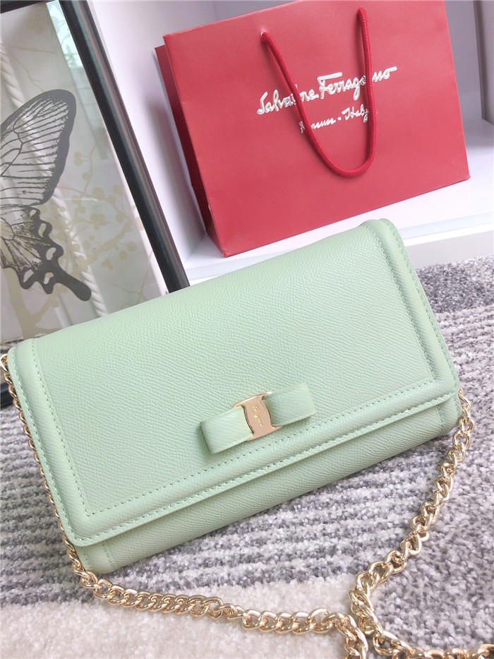 페레가모 미디움 체인 숄더백 22C940-1