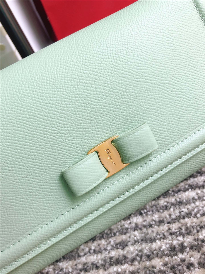 페레가모 미디움 체인 숄더백 22C940-1