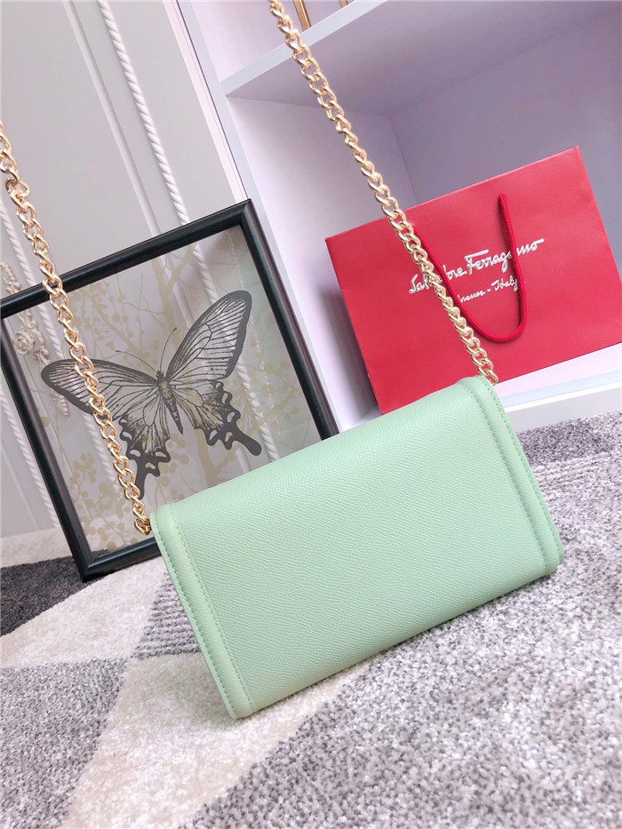 페레가모 미디움 체인 숄더백 22C940-1