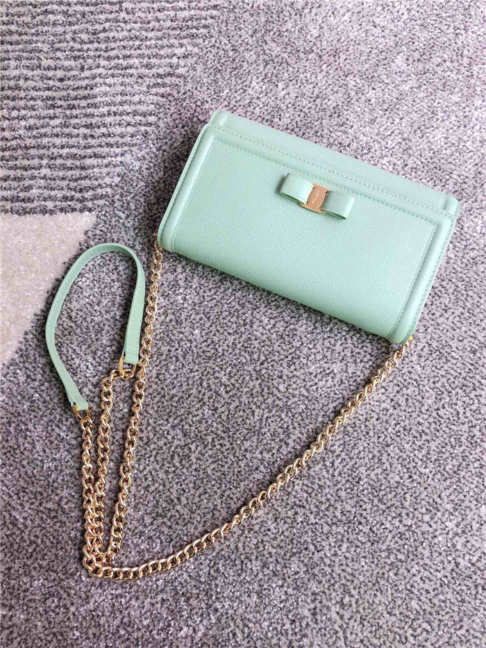 페레가모 미디움 체인 숄더백 22C940-1