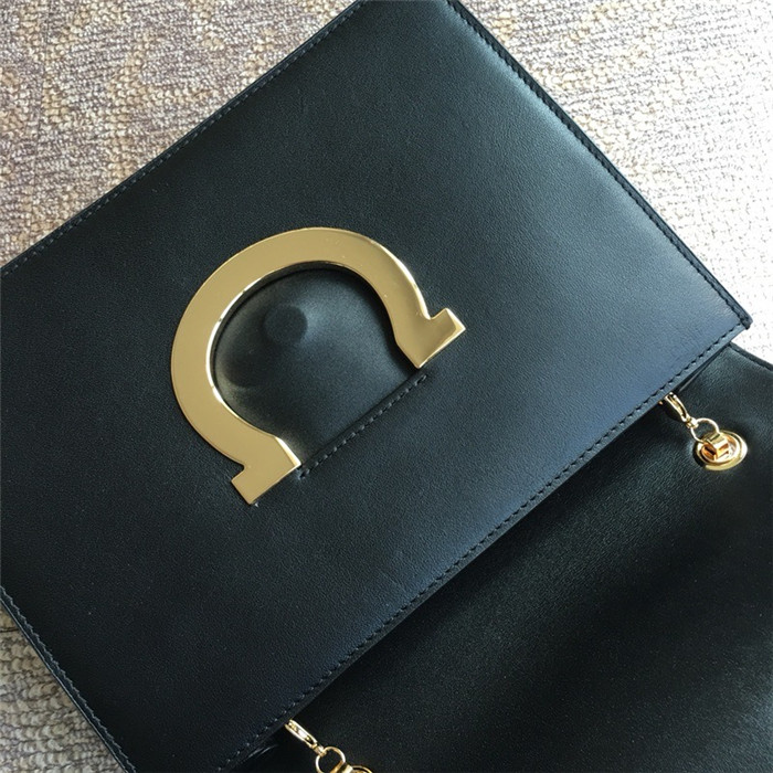 페레가모 플랩백 라지 21G671-4