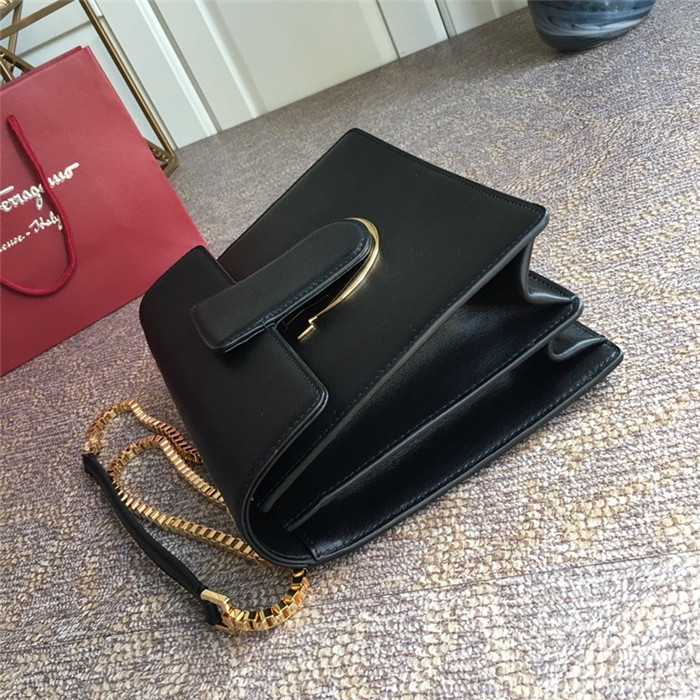 페레가모 플랩백 라지 21G671-4