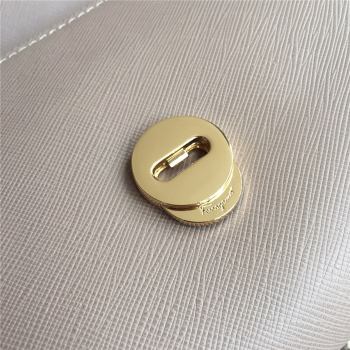 페레가모 체인 숄더백 21CM 22B558-2