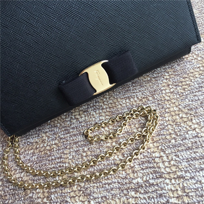 페레가모 체인 숄더백 21CM 22B558-3