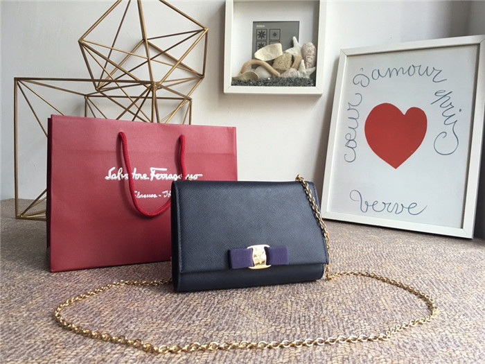 페레가모 미니 체인 숄더백 19CM 22B558-2