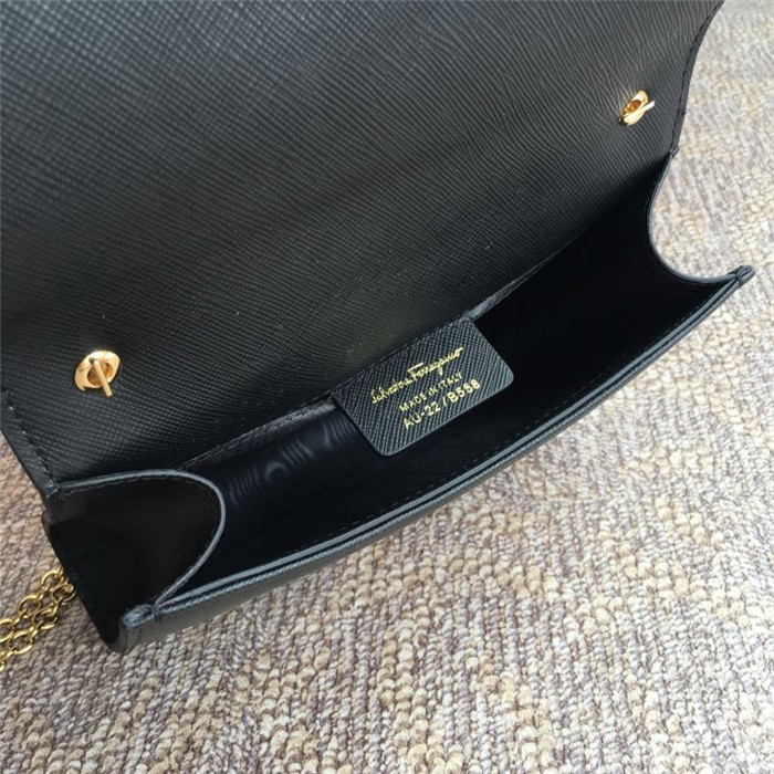 페레가모 미니 체인 숄더백 19CM 22B558-4