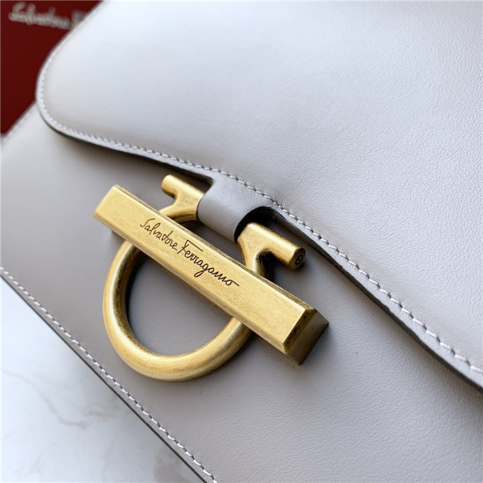 페레가모 플랩백 21H321-1 2020/신상