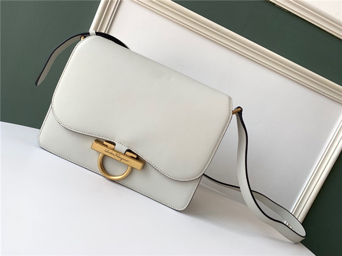 페레가모 플랩백 21H321-2 2020/신상