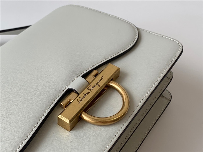 페레가모 플랩백 21H321-2 2020/신상