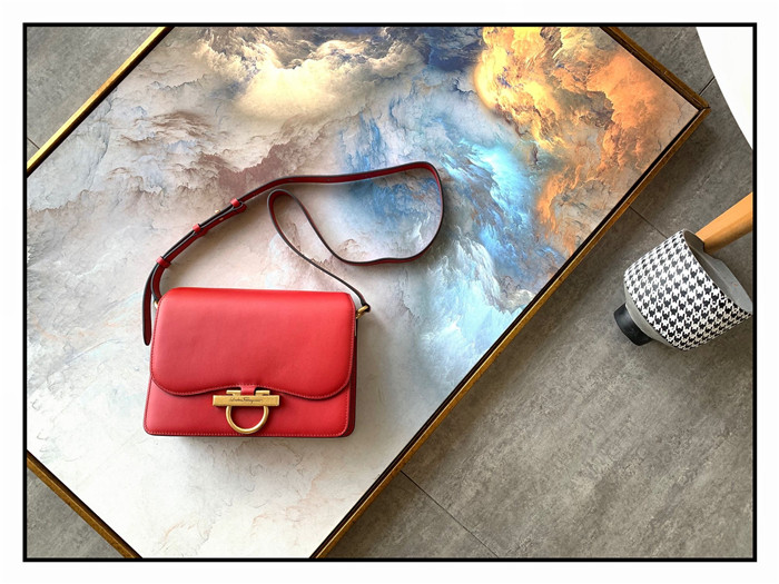 페레가모 플랩백 21H321-4 2020/신상