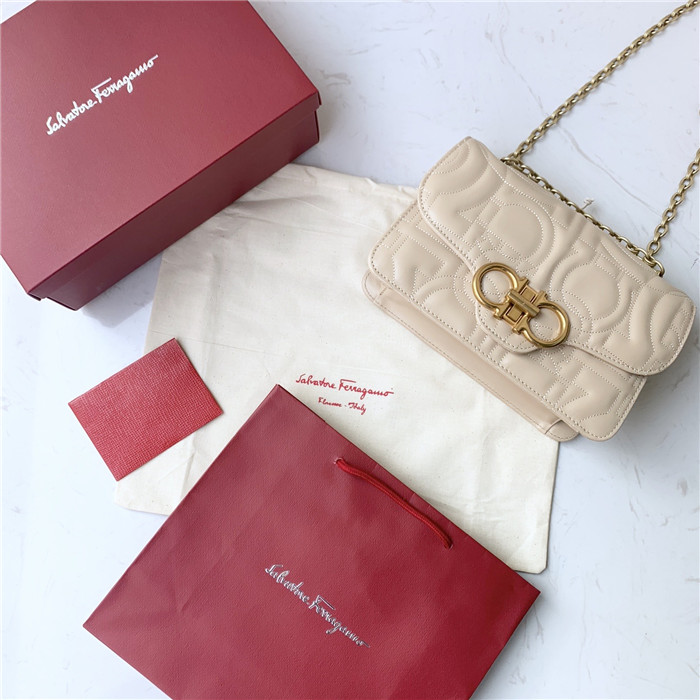 페레가모 플랩 체인백  21H168-1 2020/신상