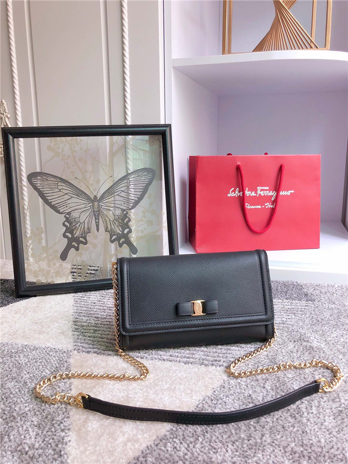 페레가모 미디움 체인 숄더백 22C940-3