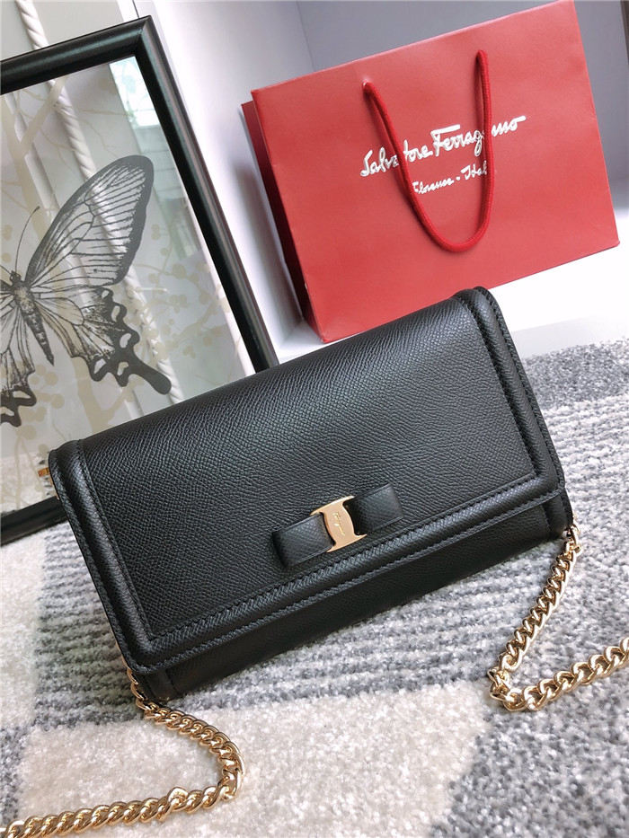 페레가모 미디움 체인 숄더백 22C940-3