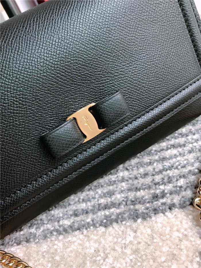 페레가모 미디움 체인 숄더백 22C940-3