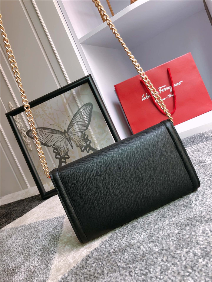 페레가모 미디움 체인 숄더백 22C940-3