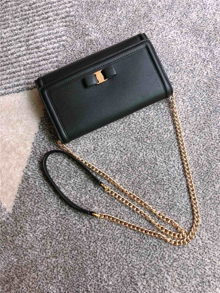 페레가모 미디움 체인 숄더백 22C940-3