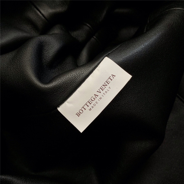 보테가베네타 버터카프 파우치백 라지 576227 신상