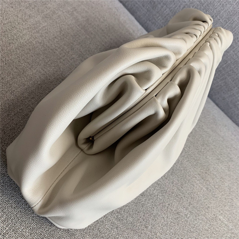 보테가베네타 버터카프 파우치백 라지 576227 신상