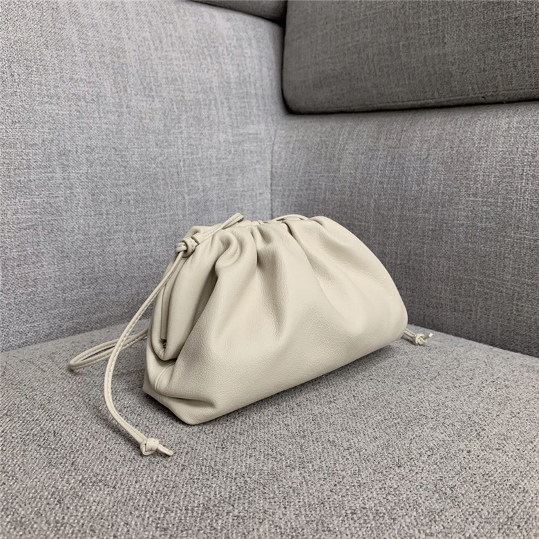 보테가베네타 버터카프 파우치백 미듐 585852 신상