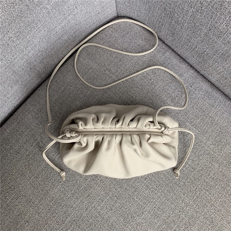 보테가베네타 버터카프 파우치백 미듐 585852 신상