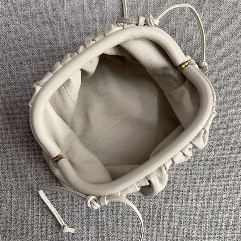 보테가베네타 버터카프 파우치백 미듐 585852 신상