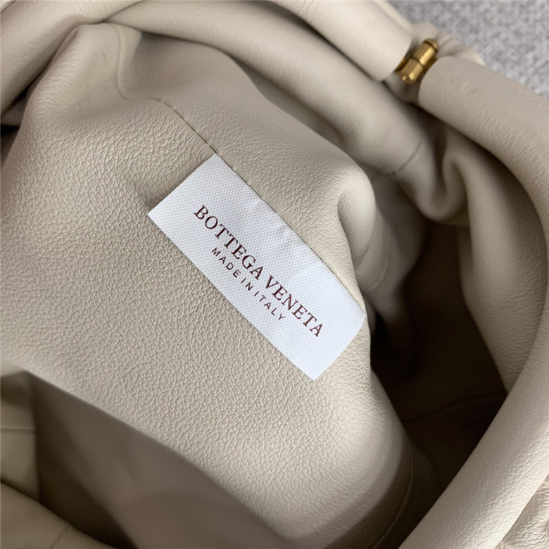 보테가베네타 버터카프 파우치백 미듐 585852 신상
