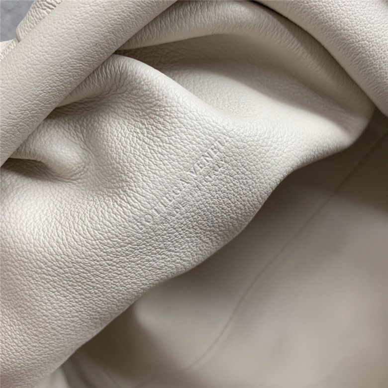 보테가베네타 버터카프 파우치백 미듐 585852 신상