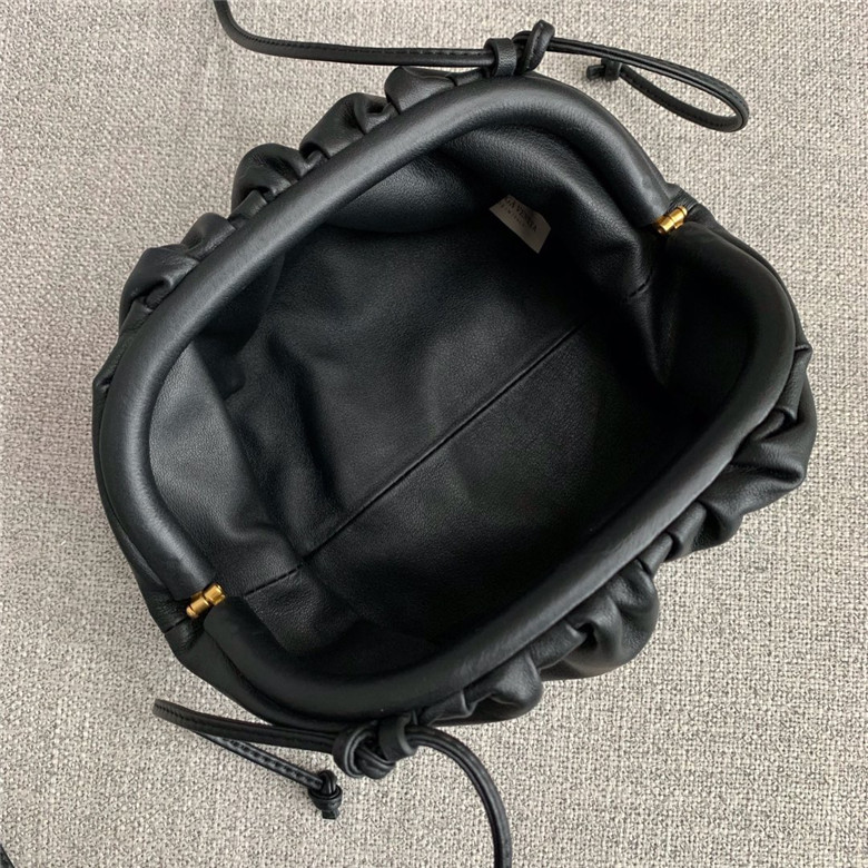 보테가베네타 버터카프 파우치백 미듐 585852 신상