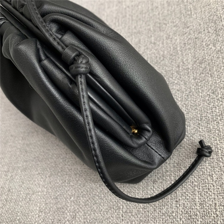 보테가베네타 버터카프 파우치백 미듐 585852 신상